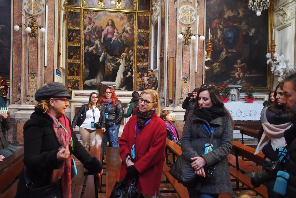 la dottoressa Francesca Del Vecchio durante le Walks of Naples