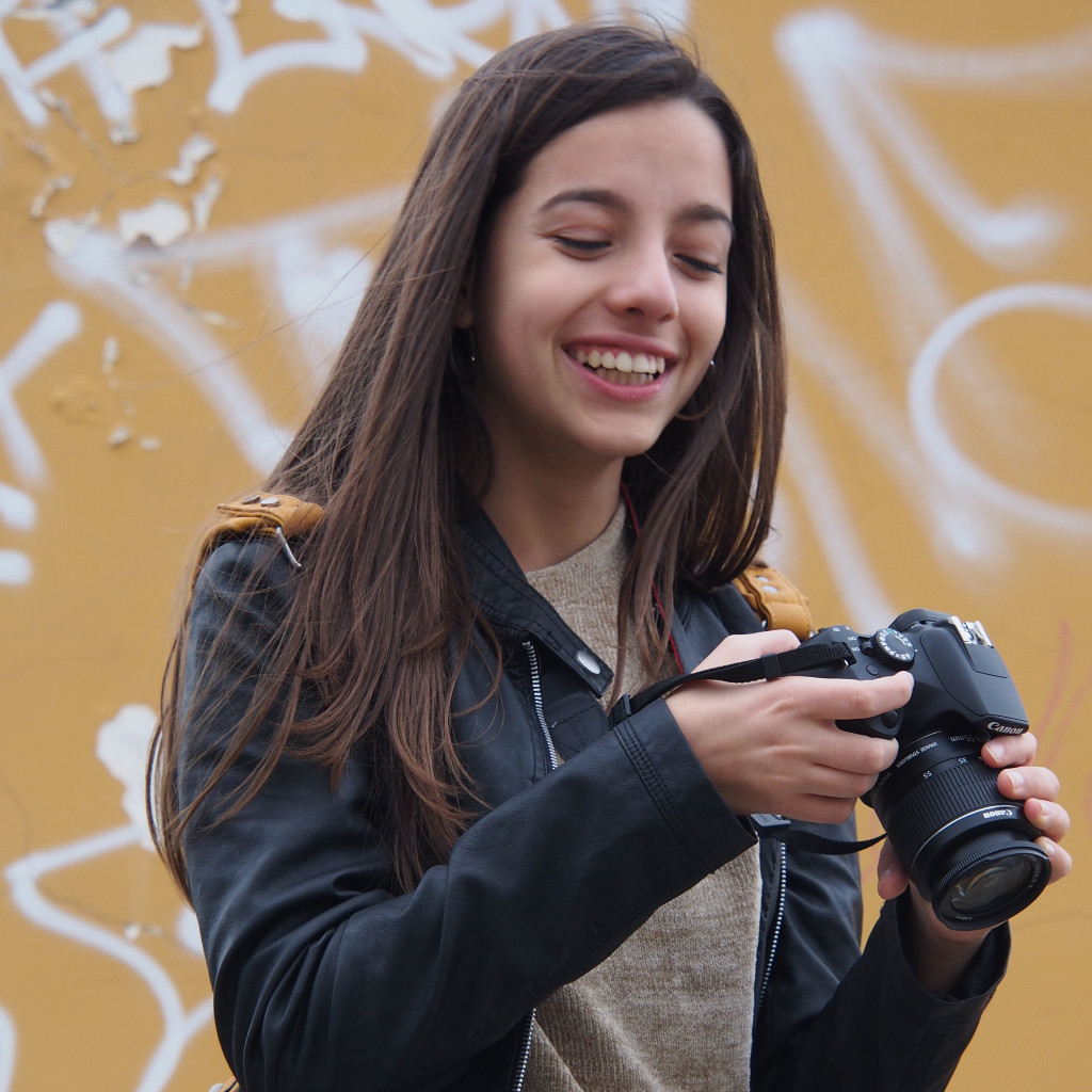 una delle allieve del corso di fotografia per ragazzi