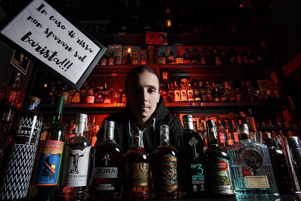 il docente del corso: Dario D'Avino del boutique bar "2H"