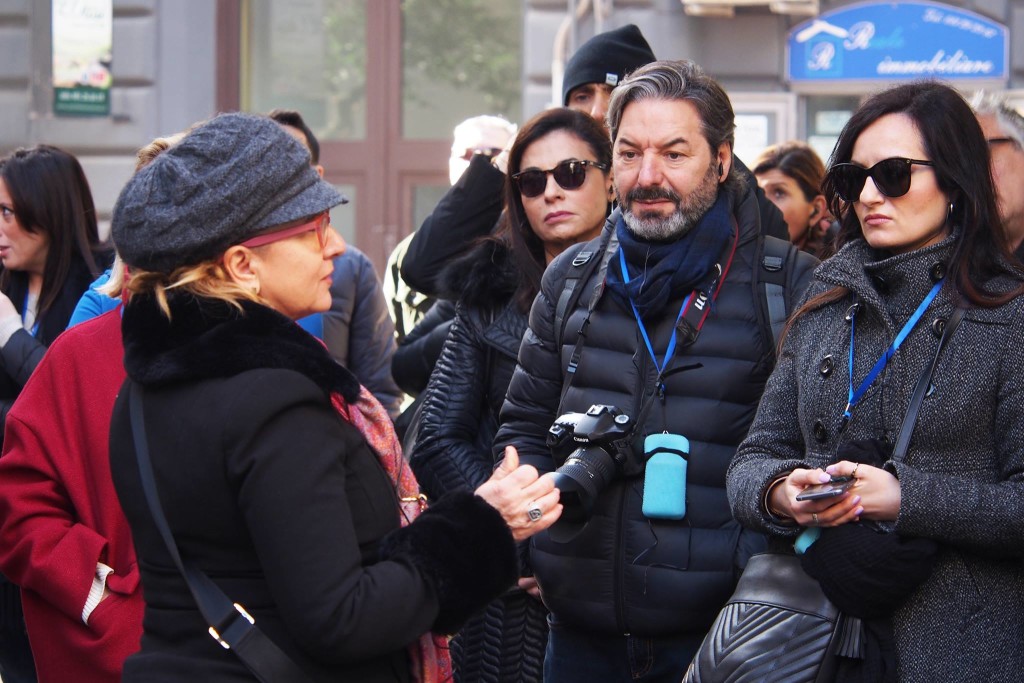 la dottoressa Francesca Del Vecchio, storico dell'arte, durante una delle "Walks of Naples"