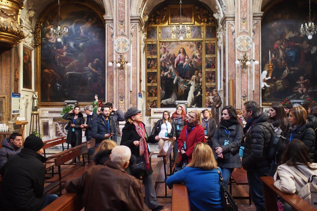 la dottoressa Francesca Del Vecchio, storico dell'arte, durante una delle "Walks of Naples"